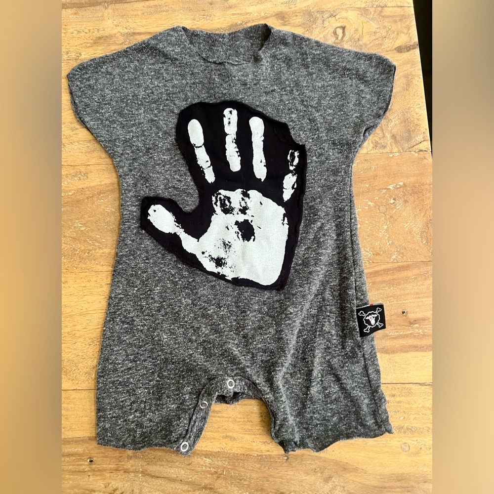 Nununu onesie handprint